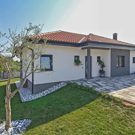 Tria * Žminj